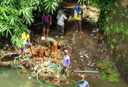 Pemerintah Desa Wirokerten Bekerjasama dengan BPBD Kab. Bantul membersihkan puing puing Banjir yang 